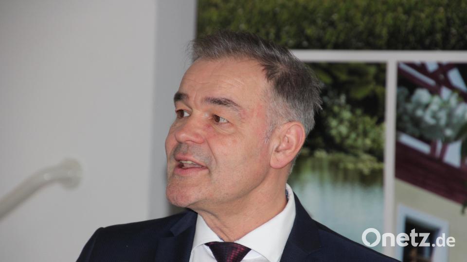 Peter Berek, Vorsitzender des Bayerischen Heilbäderverbandes, lobte die vorbildliche Struktur und die Gemeinschaft in Bad Neualbenreuth. Bild: kro