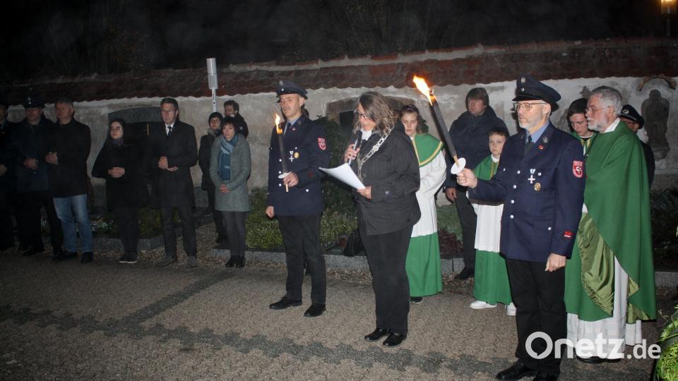 Beim Volkstrauertagsgedenken in Burkhardsreuth riefen Bürgermeisterin Carmen Pepiuk und Pfarrer Edmund Prechtl (rechts) zu Zuversicht und Mut im Einsatz für Frieden und Menschenwürde auf. Bild: bjp