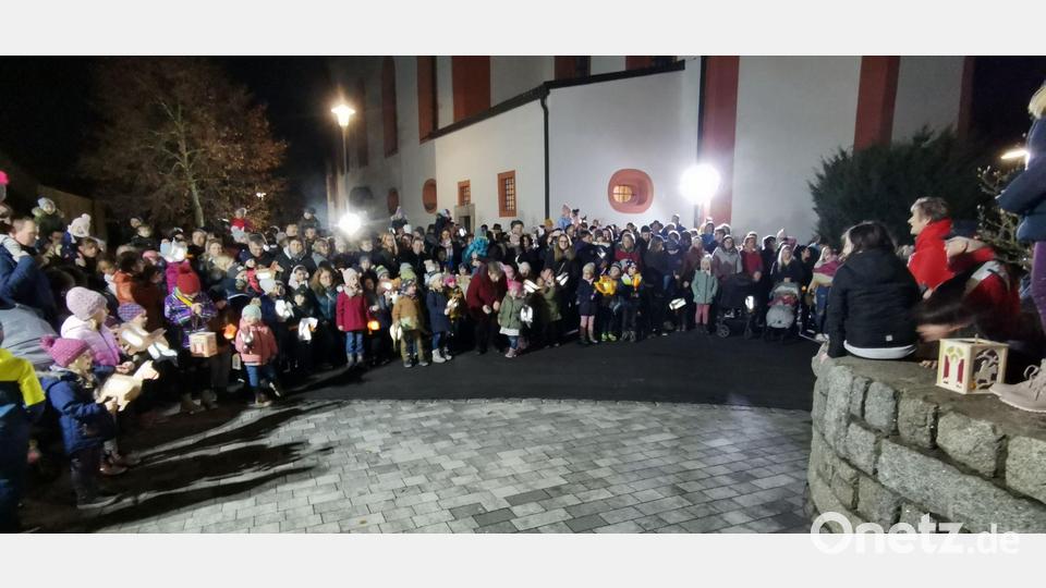 Zahlreiche Kinder mit ihren Eltern und Großeltern füllten den Platz vor der Kirche. Bild: gz