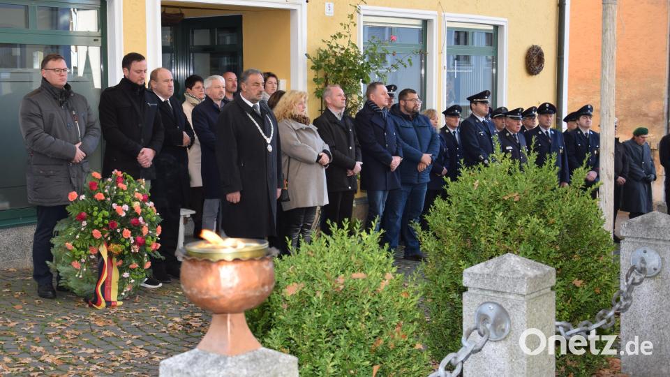 Bürgermeister Josef Beimler und die Markträte der Gemeinde gedenken am Volkstrauertag mit der Bevölkerung den gefallenen Soldaten beider Weltkriege. Bild: fla