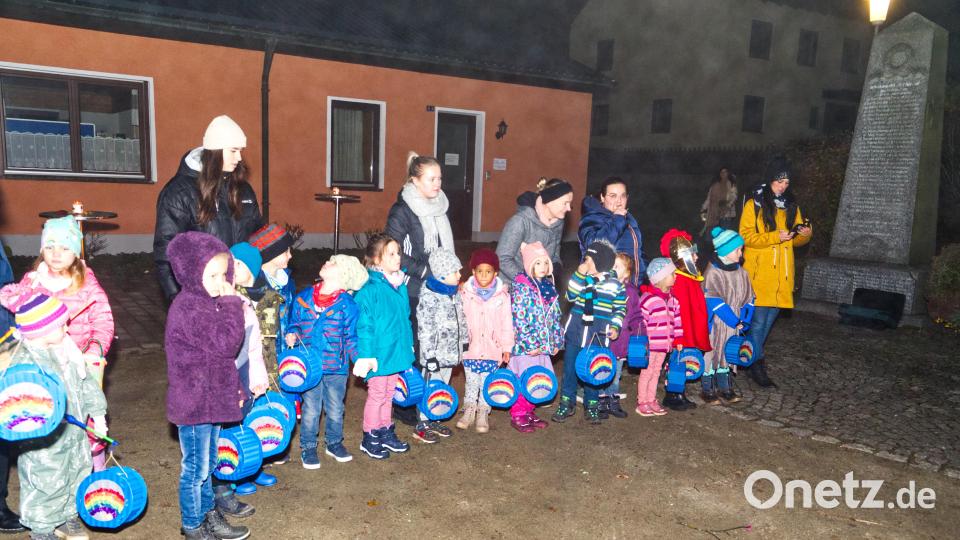 Am Dorfplatz gab es ein gemütliches Beisammensein mit musikalischer Unterhaltung durch den Posaunenchor. Bild: exb