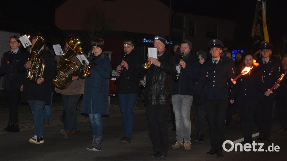 Die Mitterteicher Stadtkapelle führte den Kirchenzug von der Stadtpfarrkirche zum Kriegerdenkmal an. Bild: jr