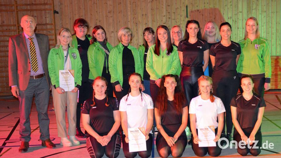 Dritter Bürgermeister Günter Gilch (links) gratulierte den geehrten Trainerinnen und langjährigen Mitgliedern (stehend) Marie-Kristin Meier, Anja Dirschedl, Nicole Dietz, Marion Dietz, Carola Zankl, Jana Schlagenhaufer, Michaela Mulzer, Michelle Zawrell, Stella Welnhofer, Laura Saglik, Simone Welnhofer, (sitzend von links) Christine Grundler, Lea Hagl, Antonia Lang, Nathalie Margraf und Laura Fischer. Bild: Michael Welnhofer/exb