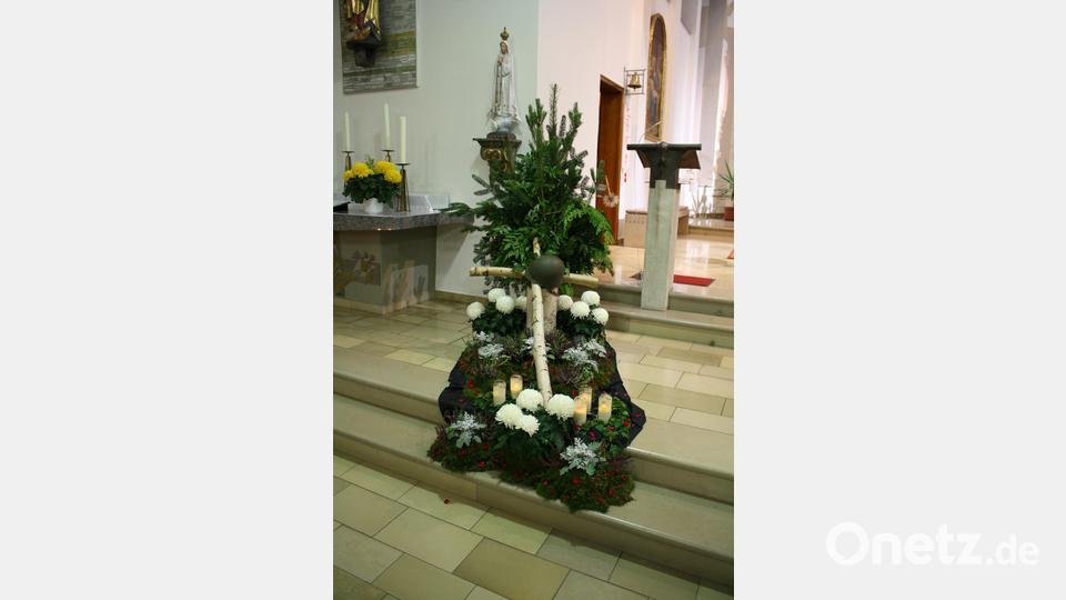 Ein symbolisches &quot;Soldatengrab&quot; erinnert zum Volkstrauertag traditionell in der Burkhardsreuther Kirche an etwa 70 Millionen Opfer der beiden Weltkriege. Bild: bjp