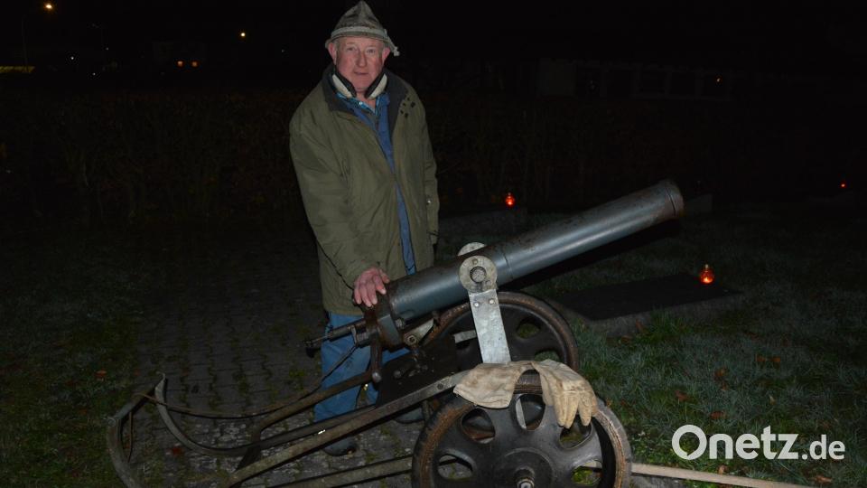 Alois Wurm gab zum Gedenken an die Opfer drei Schuss Ehrensalut mit seiner Kanone ab. Bild: jr