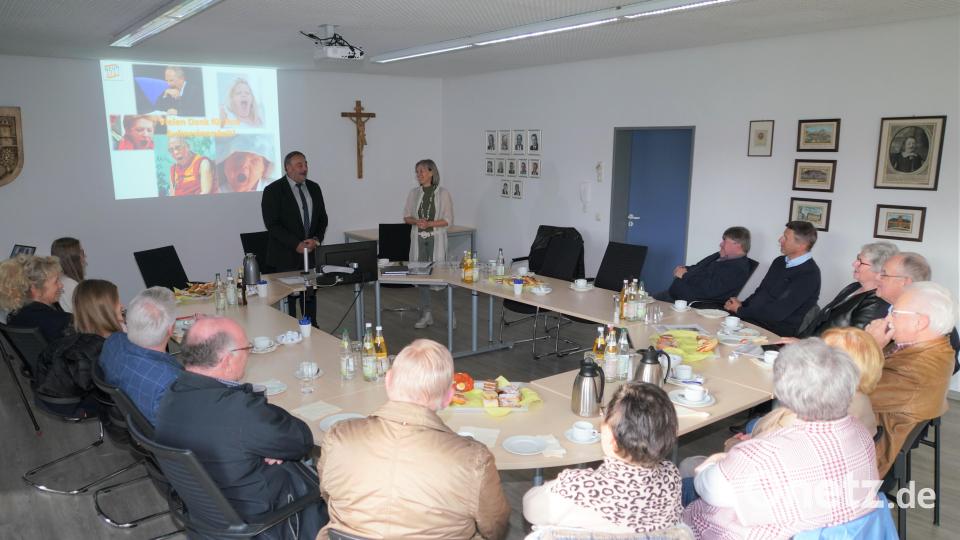 NEUN2727-Koordinatorin Doris Völkl (stehend rechts) stellt die Ergebnisse der Befragung vor Bild: fvo