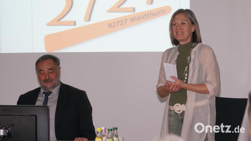 NEUN2727-Koordinatorin Doris Völkl stellt die Ergebnisse der Befragung vor Bild: fvo