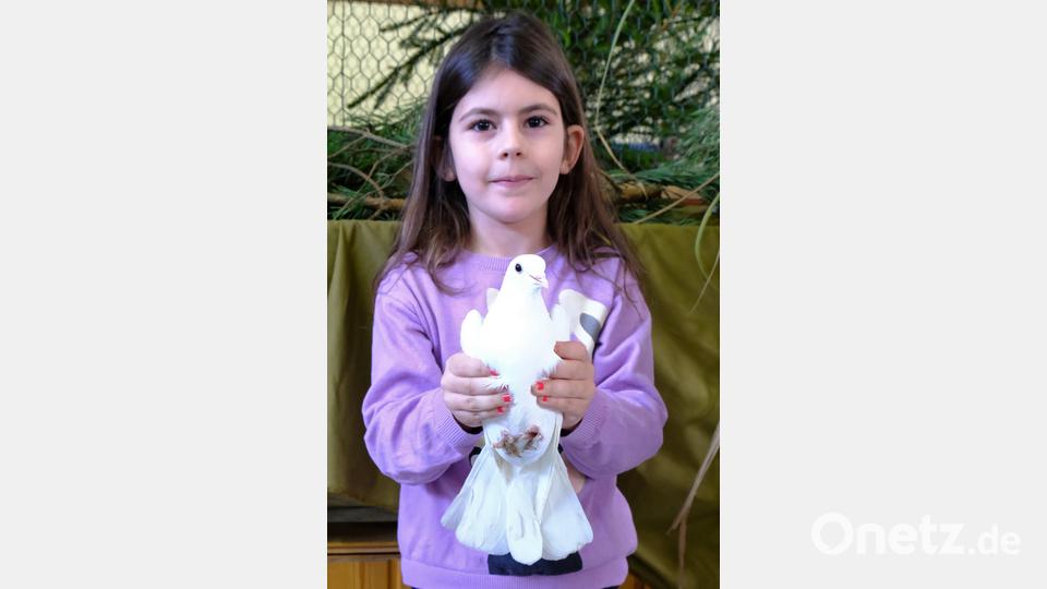 Hin und weg war Josefa. Sie durfte die Schönheit einer arabischen Trommeltaube bestaunen und das prächtige Tier selbstverständlich streicheln Bild: do