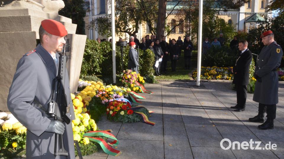 Oberbürgermeister Jens Meyer und Oberstleutnant Stefan Zadlo vor dem Kriegerdenkmal in der Konrad-Adenauer-Anlage. Bild: Kunz