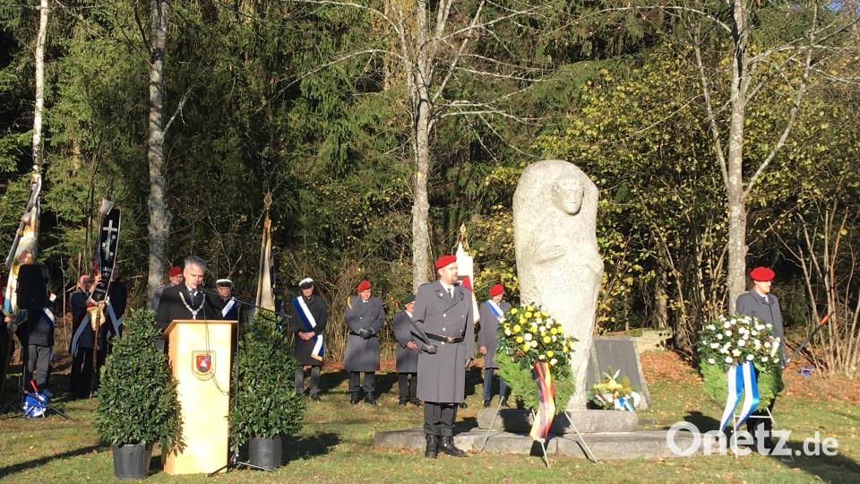 Hauptmann Philipp Richter (1.v.l) und Bürgermeister Thomas Meiler (2..v.l.) am Volkstrauertag beim stillen Gedenken am Mahnmal für die Opfer von Krieg und Gewalt Bild: cro