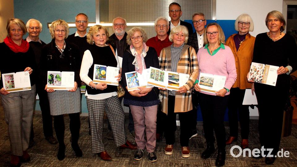 All diese Künstler, die auf dem Bild mit ihren Ehrengästen zu sehen sind, stellen in der Bank ihre Original-Werke aus. Bild: R. Kreuzer