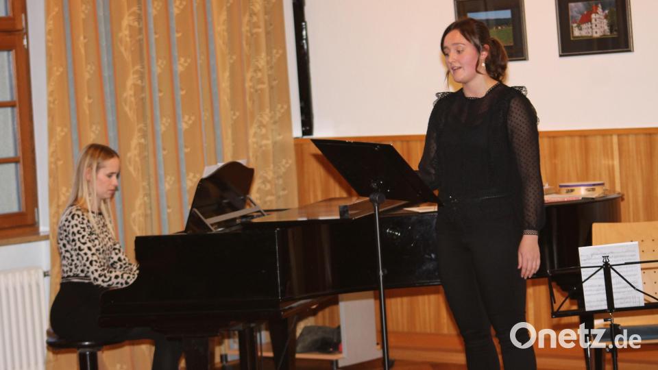 &quot;Somewhere over the rainbow&quot; singt Magdalena Süß mit der Begleitung von Laura Demjan. Bild: pi