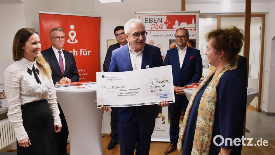 Mit viel Freude überreichte Ludwig Zitzmann, Vorstandsvorsitzender der Sparkasse Oberpfalz Nord (Mitte), das Preisgeld des Deutschen Pflegeinnovationspreises an Cornelia Stahl, Quartiersmanagerin bei „Leben Plus“ in Tirschenreuth (rechts). Mit dabei: „Leben Plus“-Mitarbeiterin Janka Hannemann-Mathes, Bürgermeister Franz Stahl, BRK-Kreisgeschäftsführer Holger Schedl und der designierte Sparkassen-Vorstandsvorsitzende Hans-Jörg Schön (von links). Bild: ubb