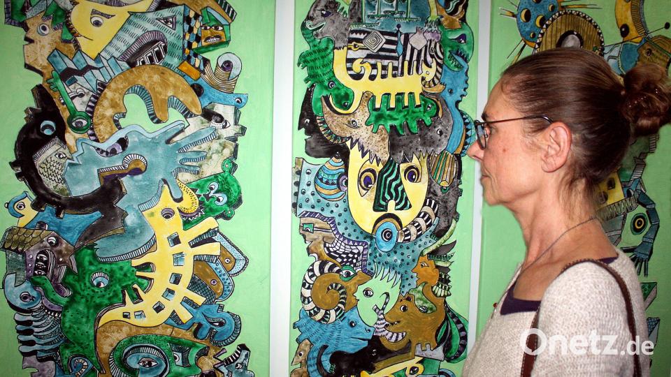 Dieses Triptychon von Uwe Müller, das eine Besucherin gerade betrachtet, heißt „Der Schlüssel zum Ziel“. Bild: R. Kreuzer