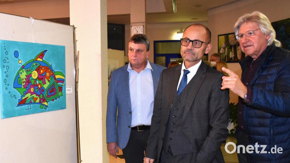 Künstler Tom Brankovic (rechts) führte die Gäste der Vernissage durch die Ausstellung und erklärte ihnen die Malereien sowie die Hintergründe dazu. Bild: ubb