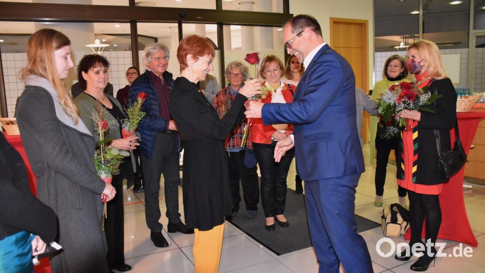 Vorstandsvorsitzender der Sparkasse Hans-Jörg Schön (rechts) überreichte jeder Künstlerin und jedem Künstler eine Rose als Dankeschön für die Teilnahme an der Ausstellung. Bild: ubb