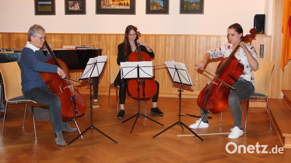 Das Violoncello-Trio setzt den Schlussakkord unter die Premiere. Bild: pi