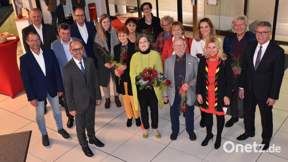 Das Erinnerungsfoto mit allen Beteiligten gehört traditionell zur Vernissage in der Sparkasse wie die Gemälde. Bild: ubb
