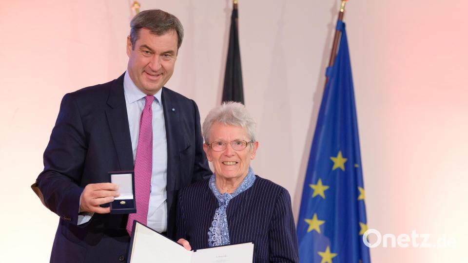 Irma Gerl zusammen mit Ministerpräsident Markus Söder nach der Verleihung des Ehrenzeichens für Verdienste im Ehrenamt. Bild: Bayerische Staatskanzlei/exb