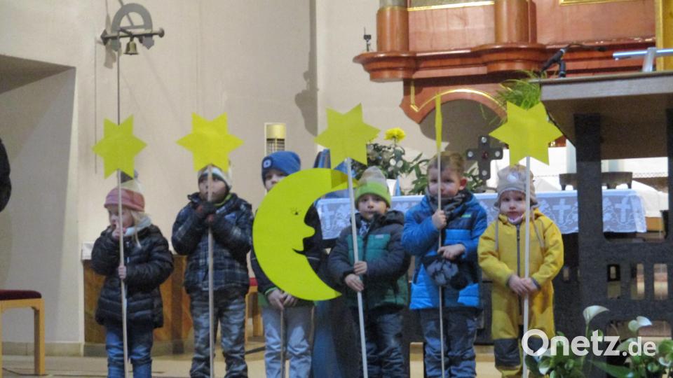 Die Buben und Mädchen des Kinderhauses St. Marien in Krummennaab feierten das Martinsfest. Bild: Kinderhaus St. Marien Krummennaab/exb