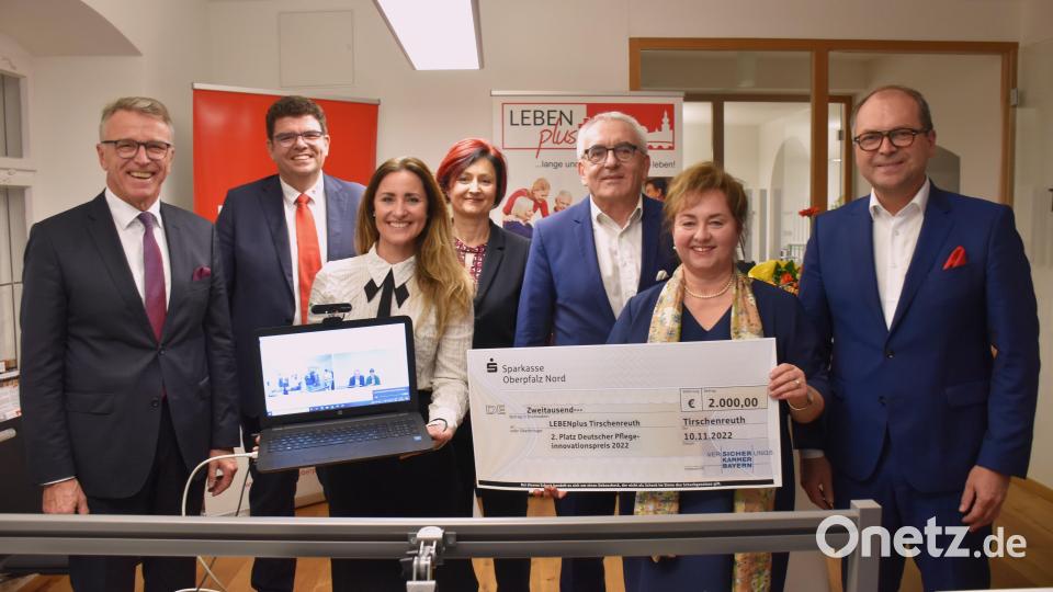 An der Preisübergabe im Büro von &quot;Leben Plus&quot; nahmen per Videochat auch Vertreter der Versicherungskammer aus München teil. Sie freuten sich mit Tirschenreuth und der Sparkasse Oberpfalz Nord Weiden darüber, dass eine innovative Senioreneinrichtung aus Bayern mit dem zweiten Platz bundesweit ausgezeichnet wurde. Bild: ubb