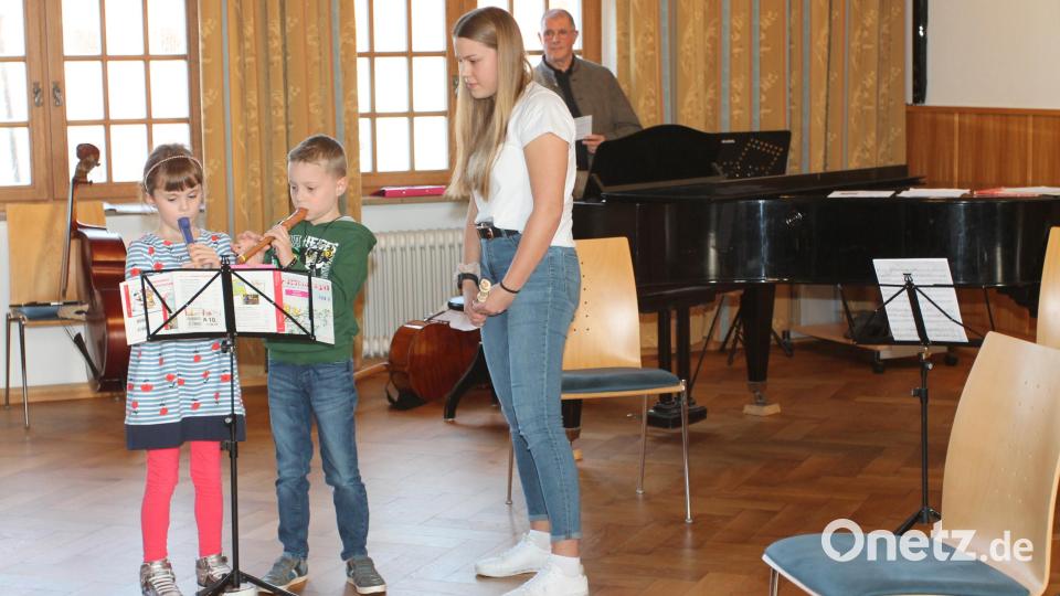 &quot;Wir sind lust&#039;ge Flötenvögel&quot; spielen Anna und Max Koller. Bild: pi