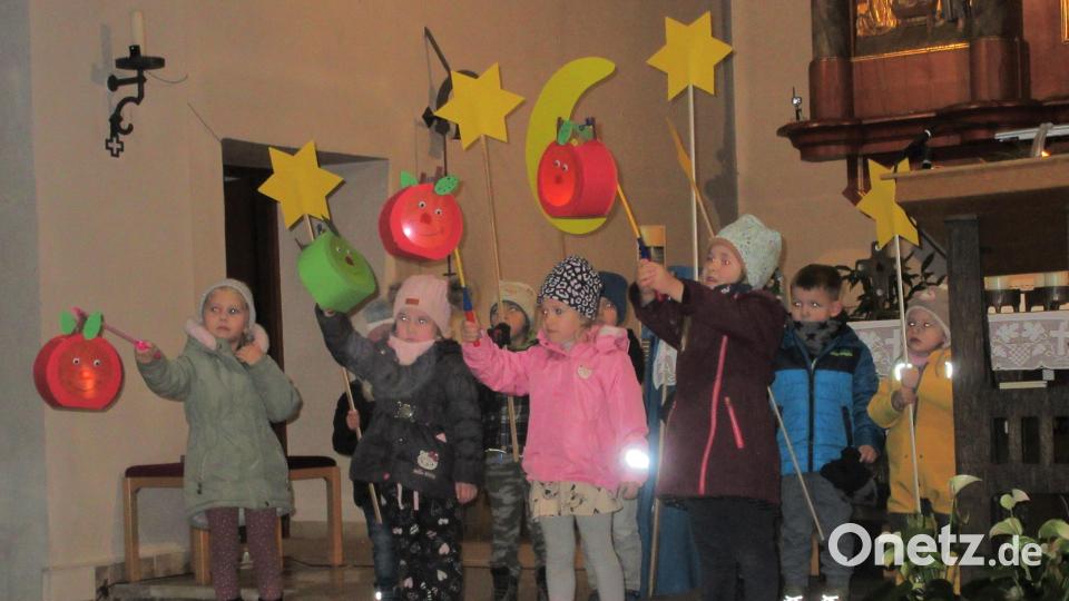 Die Buben und Mädchen des Kinderhauses St. Marien in Krummennaab feierten das Martinsfest. Bild: Kinderhaus St. Marien Krummennaab/exb