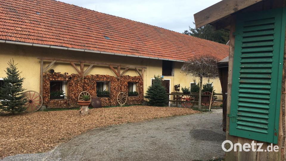 Der Innenhof zum Gutsstadel ist bereit für Gäste. Bild: ihl