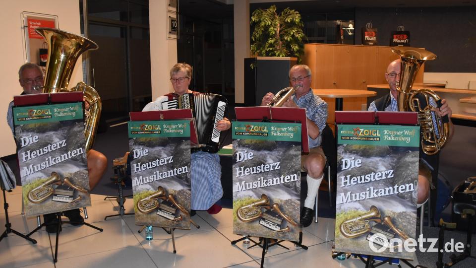 Die Heusterzmusikanten spielten zünftig auf. Bild: ubb