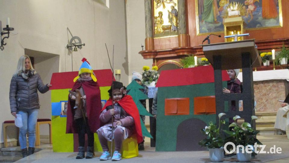Die Buben und Mädchen des Kinderhauses St. Marien in Krummennaab feierten das Martinsfest. Bild: Kinderhaus St. Marien Krummennaab/exb
