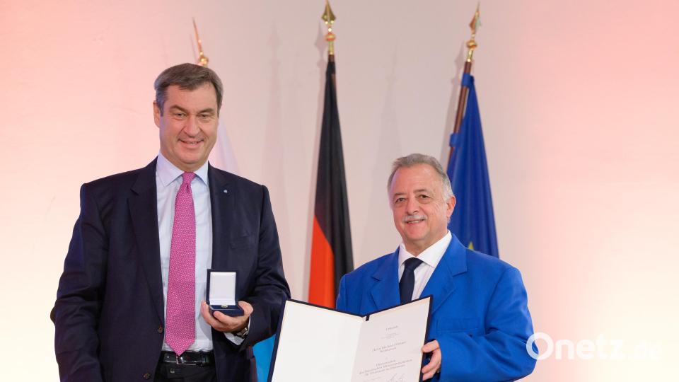 Michael Filchner zusammen mit Ministerpräsident Markus Söder nach der Verleihung des Ehrenzeichens für Verdienste im Ehrenamt. Bild: Bayerische Staatskanzlei/exb