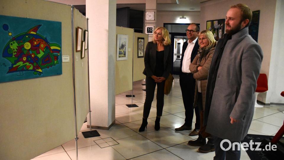Die Gäste waren sichtlich beeindruckt von den Werken. Bild: ubb