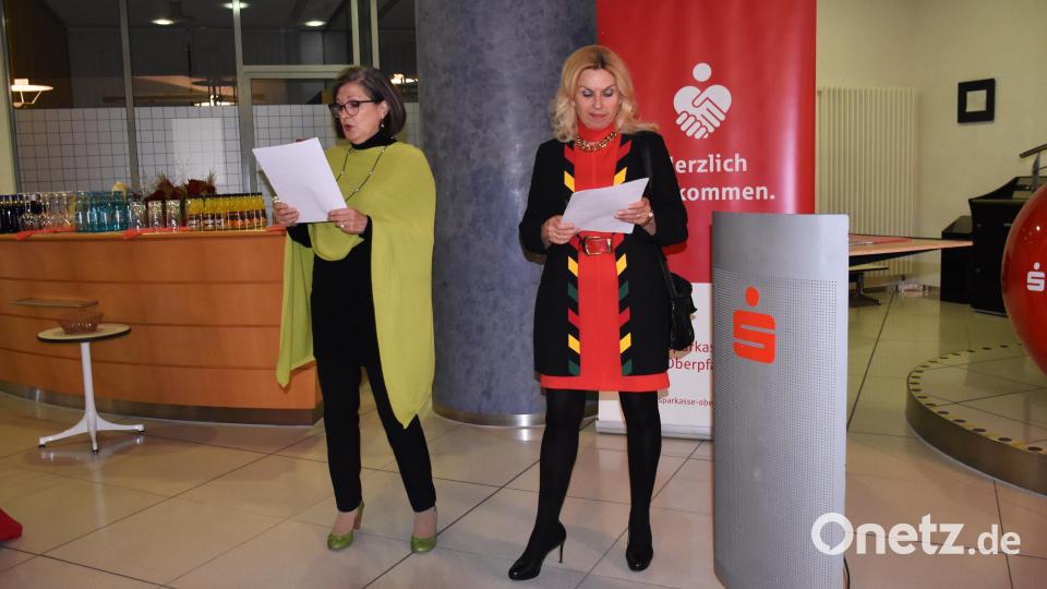 Künstlerin Irmtraud Schicker sowie Kunsvereisvorsitzende Petra Schicker (von links) unterhielten mit einem Text über die Besonderheiten im Stiftland. Bild: ubb