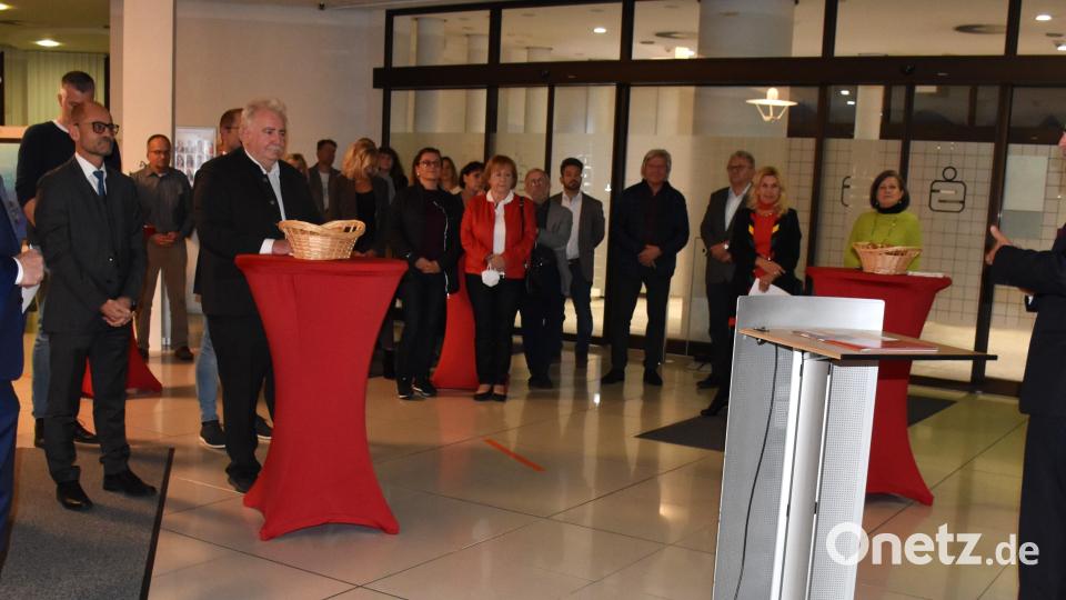 Bürgermeister Franz Stahl lobte den Zusammenschluss von Kunstverein, Initiativkreis und Sparkasse für diese jährlichen Ausstellungen als eine immer wieder bestens gelungene Symbiose. Bild: ubb