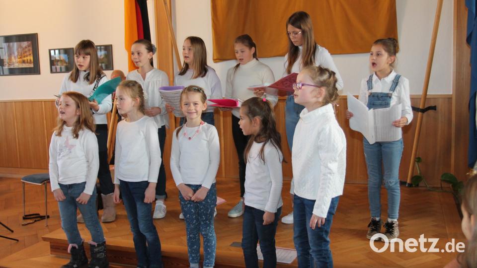 Der Kinderchor geht mit seinen Liedern auf eine kleine Weltreise. Bild: pi