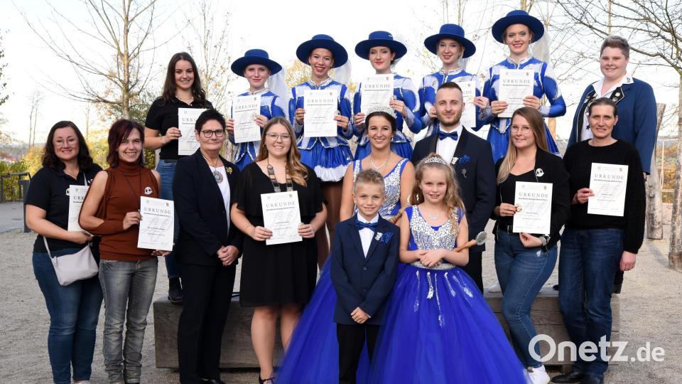 Waltraud Rath, Regionalpräsidentin beim Landesverband Ostbayern (vorne, Dritte von links), ehrte Mitglieder der Faschingsgesellschaft Plößberg mit Gardeleistungsabzeichen in Gold, Silber und Bronze. Dazu gratulierte auch Bettina Krapfl, die neue Vorsitzende der FGP. Bild: gbj