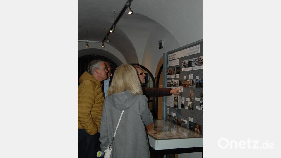 In der neuen Sonderausstellung stoßen viele historische Fotos auf großes Interesse und man erinnert sich an frühere Zeiten. Bild: abu