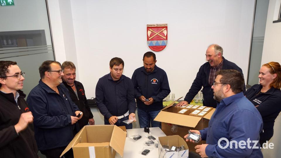 An Daniel Schmidt, Uwe Engelbrecht, Gerhard Popp (von links), Stephanie Greger, Wolfgang Zaus, Christopher Engelbrecht verteilten Michael Röger (hinten von rechts) und Thomas Kaufmann (vorne rechts) die Pager. Bild: bkr