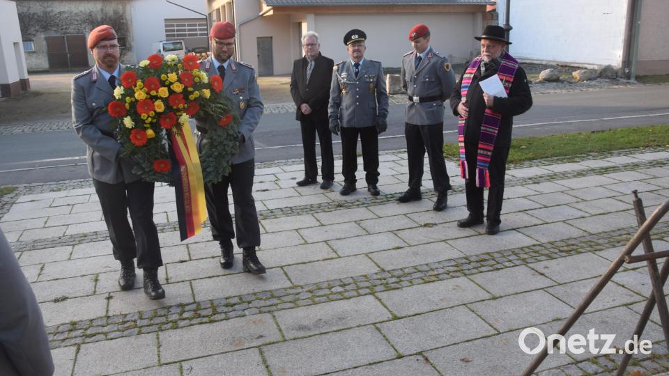 Soldaten der Pateneinheit tragen den Kranz der Gemeinde zum Kriegerdenkmal Bild: fz