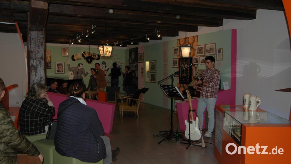 Franz Hofmann spielt bekannte Popsongs in der nachgebauten Micky-Bar. Bild: abu