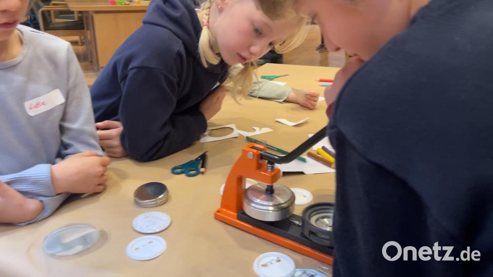 An dieser Station produzieren die Kinder Button mit selbst gemalten Bildern. Bild: wes