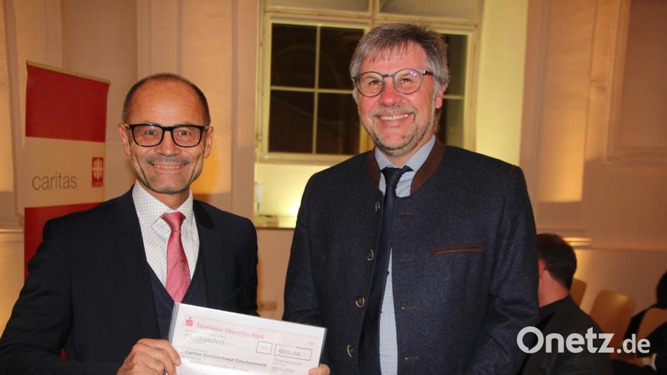 Eine Spende in Höhe von 500 Euro überreichte stellvertretender Landrat Alfred Scheidler (links) an Martin Kneidl, Geschäftsführer vom Caritas-Kreisverband Tirschenreuth. Bild: kro