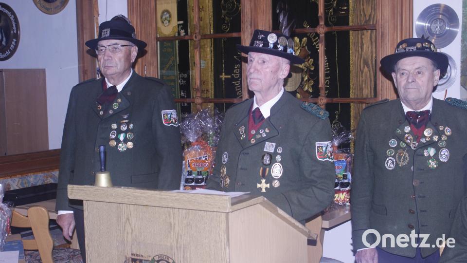 Ehrenmitglied Erwin Wagner (Mitte) erinnert mit den Mannschaftskameraden Manfred Blaim (links) und Karl Reichl (rechts) an den verstorbenen Erich Walbrunn. Bild: luk