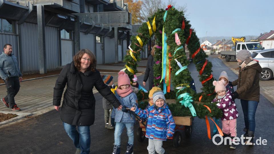 Kinderhauskinder zogen den Richtkranz per Wagen zur Baustelle. Links im Bild Kinderhausleiterin Julia Merz-Neudert. Bild: jr