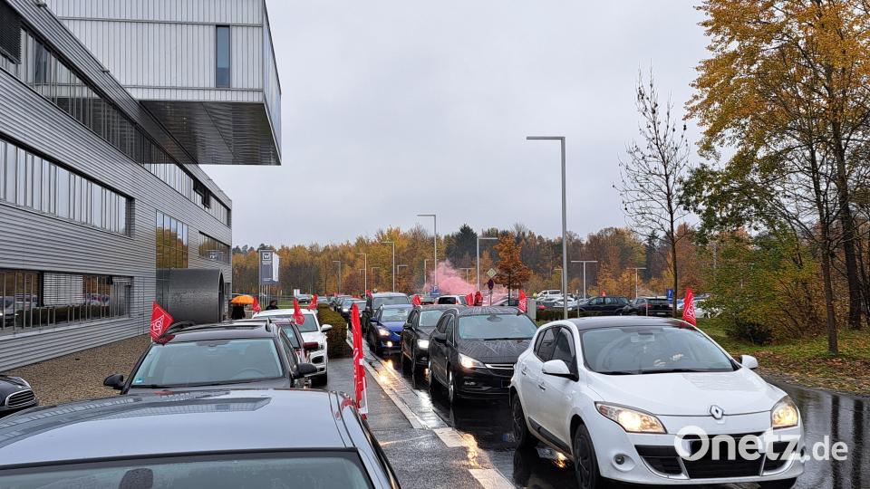 Kurz nach 11 Uhr startete am Mittwoch der erste von zwei Autokorsos vom Parkplatz der Hamm AG. Es beteiligten sich rund 50 Autos. Bild: IG Metall Amberg/exb