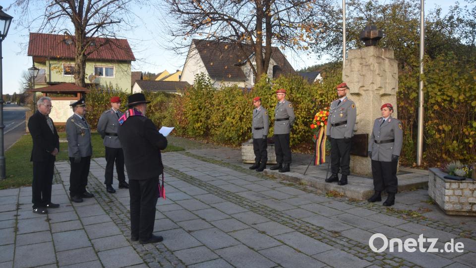 Pfarrer Alfons Forster spricht bei der Gedenkfeier Gebete für alle, die durch kriegerische Auseinandersetzung ihr Leben lassen mussten. Bild: fz
