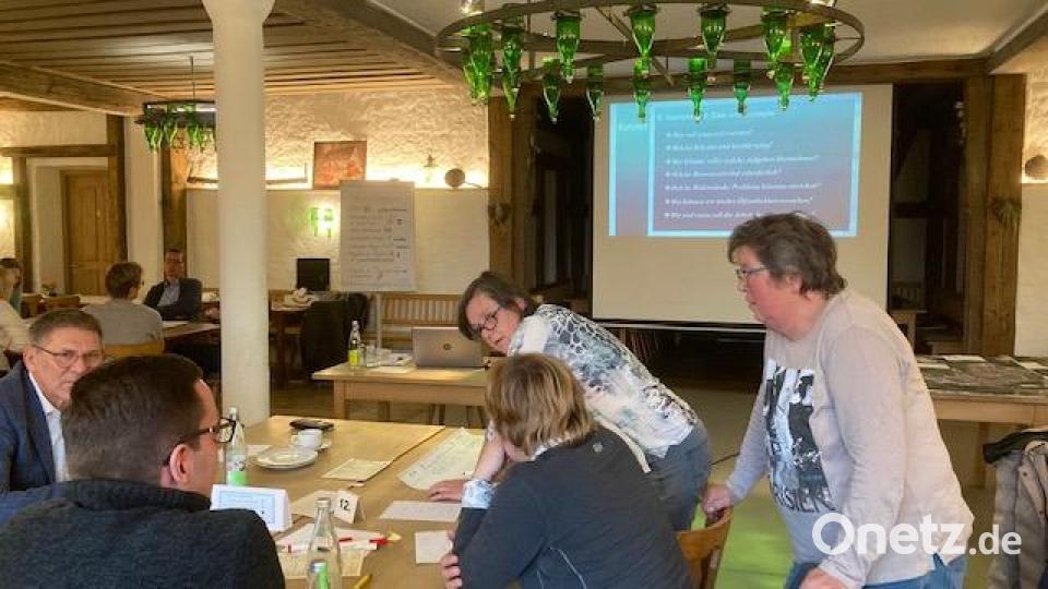 In der Projektwerkstatt im Steinwaldnetz standen Gruppenarbeiten auf der Agenda. Bild: Eva Neugirg/exb