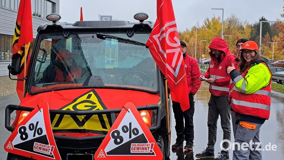 Kurz nach 11 Uhr startete am Mittwoch der erste von zwei Autokorsos vom Parkplatz der Hamm AG. Es beteiligten sich rund 50 Autos. Bild: IG Metall Amberg/exb