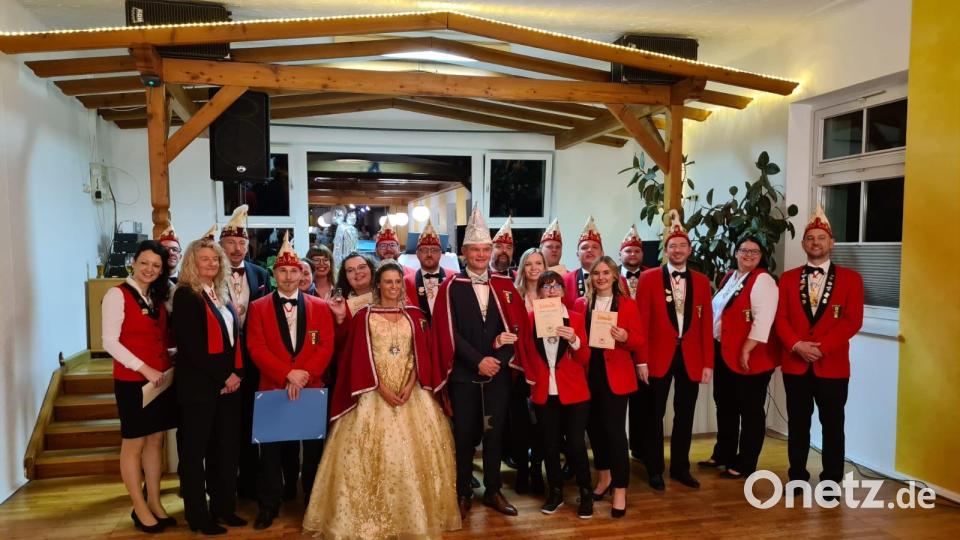 Stefanie II. und Alexander II. (vorne Mitte) sind die neuen Regenten beim Waldecker Carnevalverein. Bei der Faschingseröffnung ehrten der Fastnachtsverband Franken und der Bund Deutscher Karneval zahlreiche Mitglieder. Bild: Daniela Syzha/exb