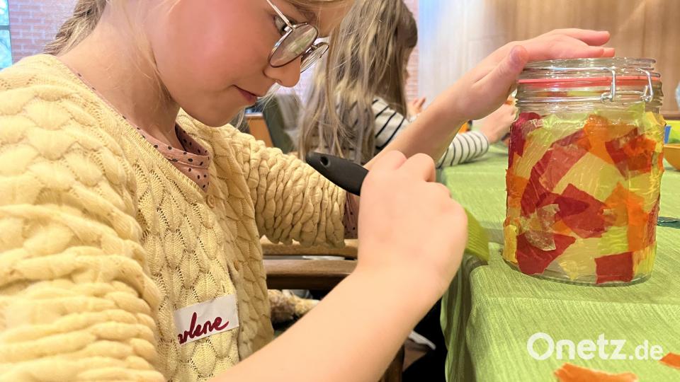 Hier entstehen selbst gemachte Windlichter. Bild: wes